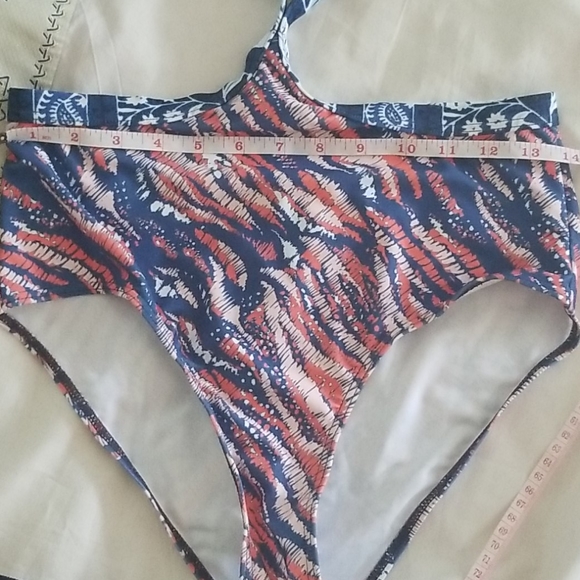 Peekaboo swimming suit - Picture 7 of 8